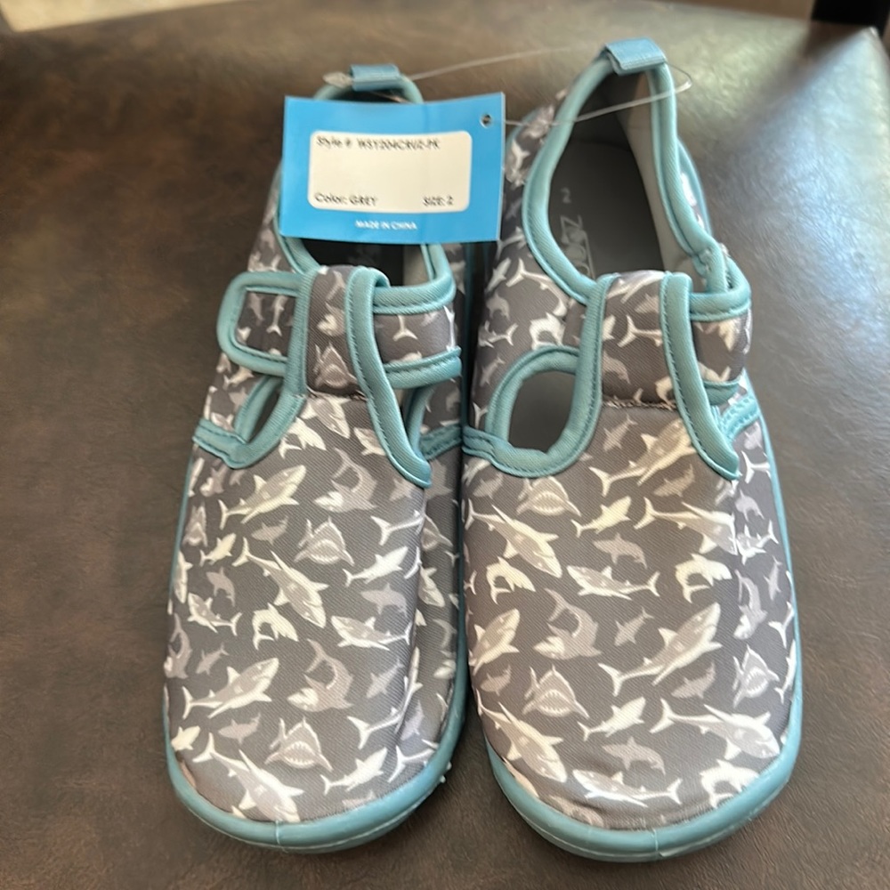 ZOOGS SHARK WATER SHOE/SANDALS: GRAY/BLUE: NEW WITH TAGS: SIZE 2